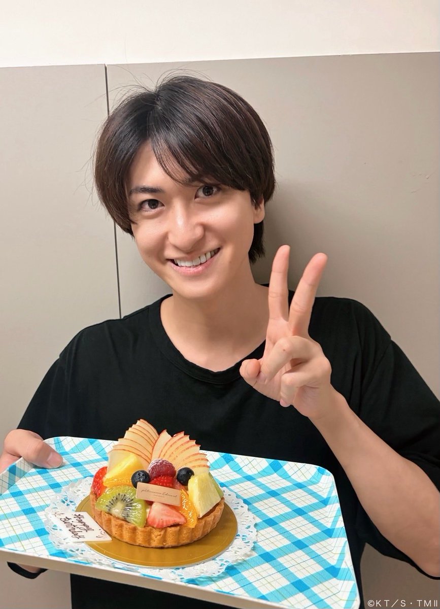 TennimuNews's tweet photo. 【#新テニミュ】劇場より🎾
劇場での場当たりを終えました！いよいよ明日は初日です！
そんな本日10月1日は、入江奏多役(Ｗキャスト)相葉裕樹くんのお誕生日です🎷✨
みんなでお祝いをしました🎂
準備の都合で全員で写真は撮れなかったのですが、入江くん（泰江くん）との2ショットをお届け📷
おめでとうございます💐