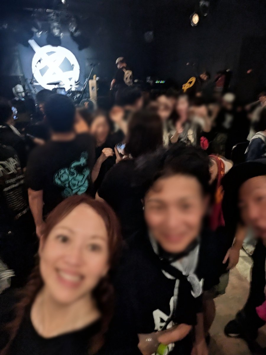 mimi01103967's tweet photo. スタート時間勘違いして仕事終わり19時頃に到着😱グッフォー始まってしまっていたけど楽しかったー!SHADOWSは安定の汗だくw
死角からのステダイで潰されて唇切れたけど内側だし他はなんともないからセーフww
少し悩んだけど行ってよかった
またライブに助けられた気がする
#SHADOWS
#GOOD4NOTHING https://t.co/WMpgRE92hg