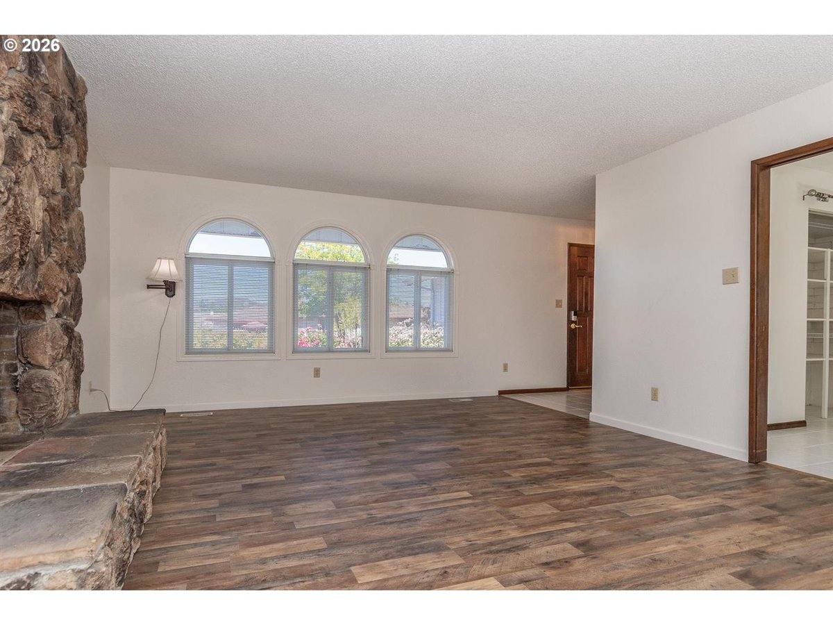 JulieBancroft5's tweet photo. 1/2 Something is getting an upgrade!!! NEW 30 year ROOF being installed in October 2026 at 3085 W Shasta Ave! 

Listed at $344,000, with additional highlights that include an oversized garage with ample storage, RV parking, and all appliances—including washer and dryer.

Please https://t.co/RYfns8N0vE