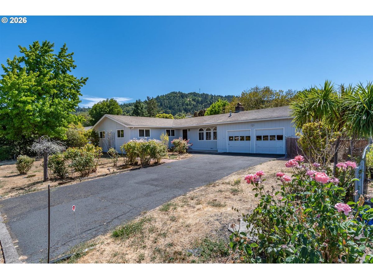 JulieBancroft5's tweet photo. 1/2 Something is getting an upgrade!!! NEW 30 year ROOF being installed in October 2026 at 3085 W Shasta Ave! 

Listed at $344,000, with additional highlights that include an oversized garage with ample storage, RV parking, and all appliances—including washer and dryer.

Please https://t.co/RYfns8N0vE