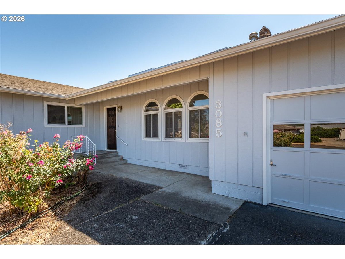 JulieBancroft5's tweet photo. 1/2 Something is getting an upgrade!!! NEW 30 year ROOF being installed in October 2026 at 3085 W Shasta Ave! 

Listed at $344,000, with additional highlights that include an oversized garage with ample storage, RV parking, and all appliances—including washer and dryer.

Please https://t.co/RYfns8N0vE