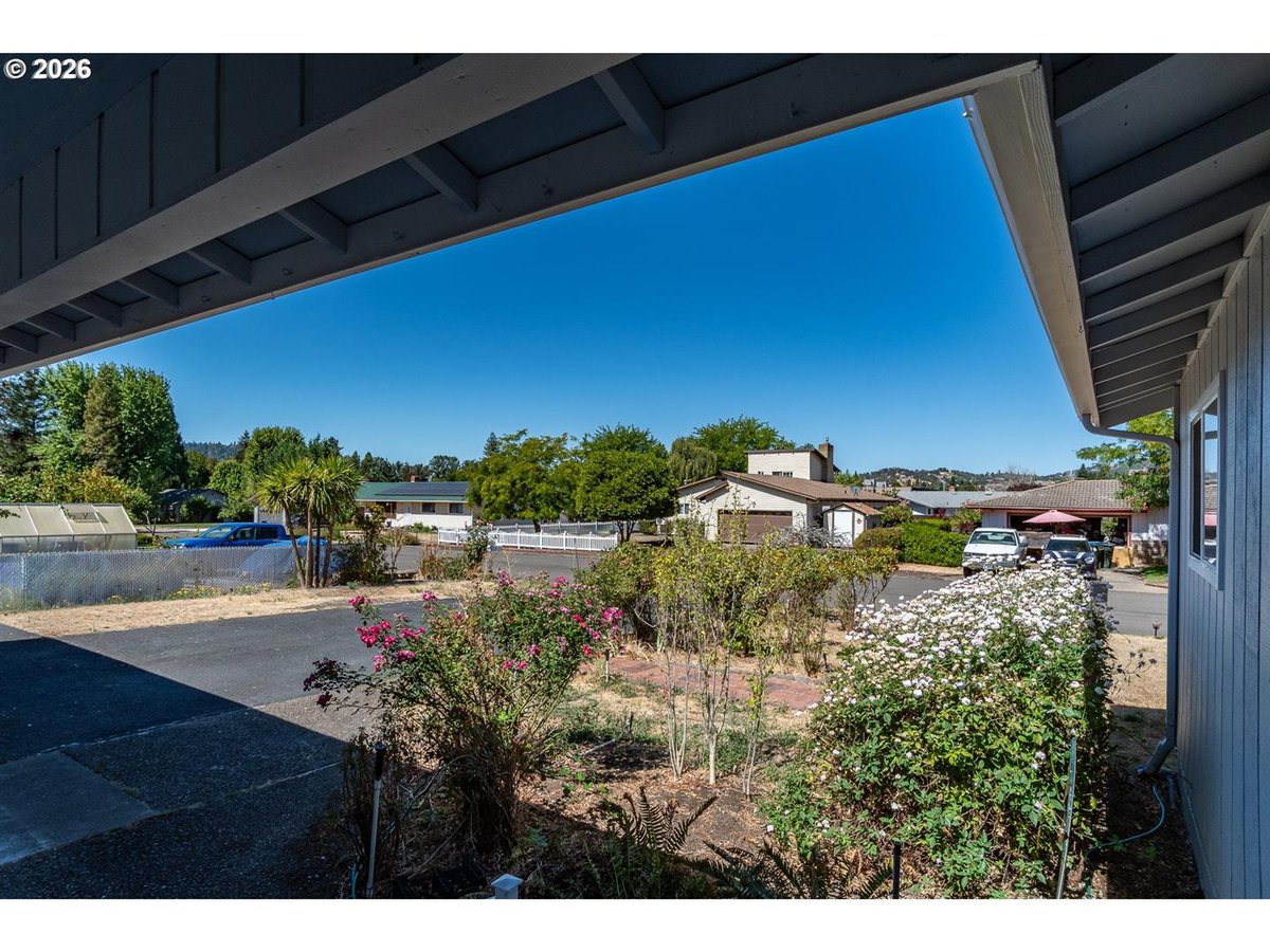 JulieBancroft5's tweet photo. 1/2 Something is getting an upgrade!!! NEW 30 year ROOF being installed in October 2026 at 3085 W Shasta Ave! 

Listed at $344,000, with additional highlights that include an oversized garage with ample storage, RV parking, and all appliances—including washer and dryer.

Please https://t.co/RYfns8N0vE