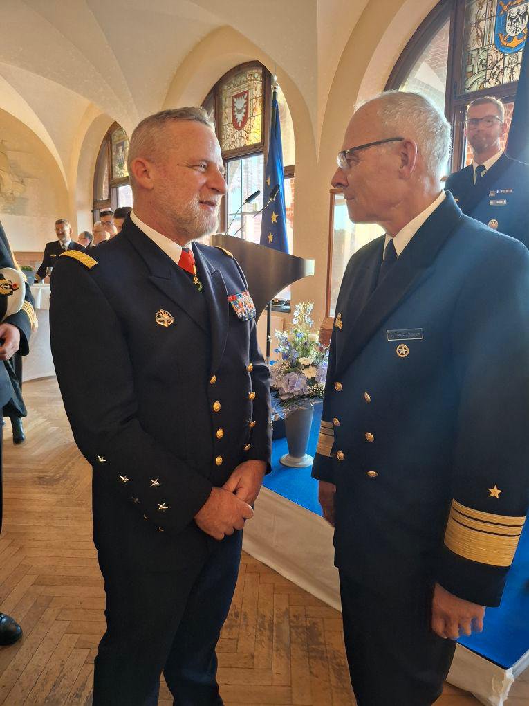 CEMM_FR's tweet photo. 🇫🇷🇩🇪 À Flensbourg, j’ai assisté hier à la prise de commandement de la Deutsche Marine par le vizeadmiral Wilhelm Tobias ABRY, en présence du ministre fédéral de la Défense Boris Pistorius.

Après plus de 4 années à sa tête, le konteradmiral Jan Christian KAACK quitte ses fonctions. Je salue son engagement et son action en faveur de la coopération entre nos deux marines.
Tous mes vœux de réussite au vizeadmiral ABRY pour ses nouvelles fonctions.

 Je me réjouis de poursuivre avec lui notre coopération, au service de la sécurité européenne et de notre défense collective. ⚓️🇫🇷🇩🇪
 
Herzlichen Glückwunsch zur Beförderung ! 
 
Credits : Bundeswehr/Horrmann