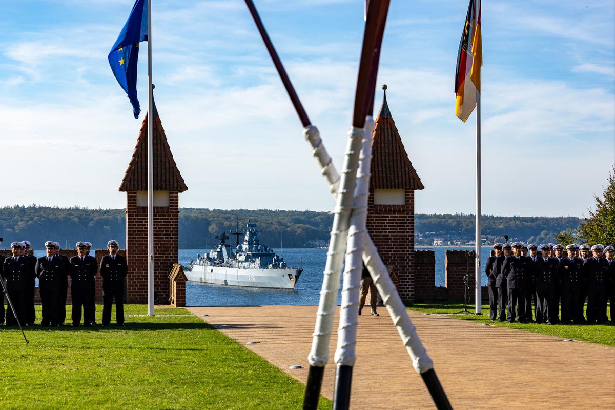 CEMM_FR's tweet photo. 🇫🇷🇩🇪 À Flensbourg, j’ai assisté hier à la prise de commandement de la Deutsche Marine par le vizeadmiral Wilhelm Tobias ABRY, en présence du ministre fédéral de la Défense Boris Pistorius.

Après plus de 4 années à sa tête, le konteradmiral Jan Christian KAACK quitte ses fonctions. Je salue son engagement et son action en faveur de la coopération entre nos deux marines.
Tous mes vœux de réussite au vizeadmiral ABRY pour ses nouvelles fonctions.

 Je me réjouis de poursuivre avec lui notre coopération, au service de la sécurité européenne et de notre défense collective. ⚓️🇫🇷🇩🇪
 
Herzlichen Glückwunsch zur Beförderung ! 
 
Credits : Bundeswehr/Horrmann