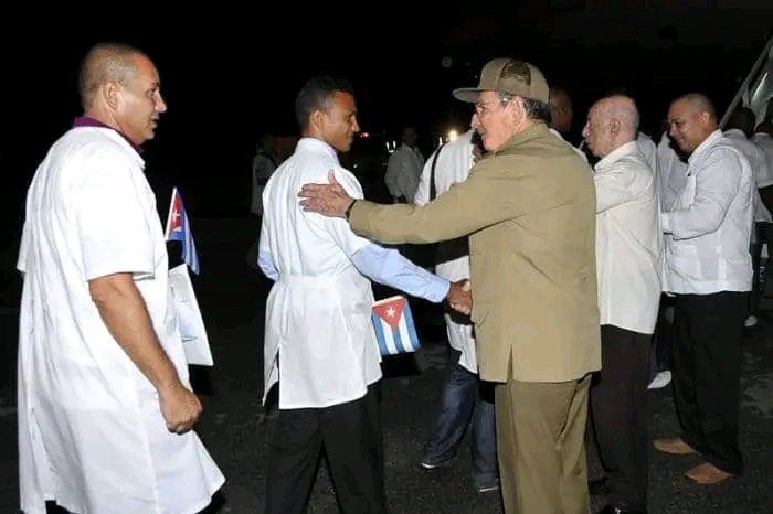 TaniaMCruzHdez's tweet photo. 🩺 La noche➡1 de octubre de 2014, 165 profesionales 🇨🇺 de la #Salud partieron desde La Habana rumbo a Sierra Leona.
Por delante, una de las emergencias sanitarias más graves de aquel momento: el brote de ébola en África Occidental, 12 años de una partida que hizo historia. https://t.co/gmk19QX1s1