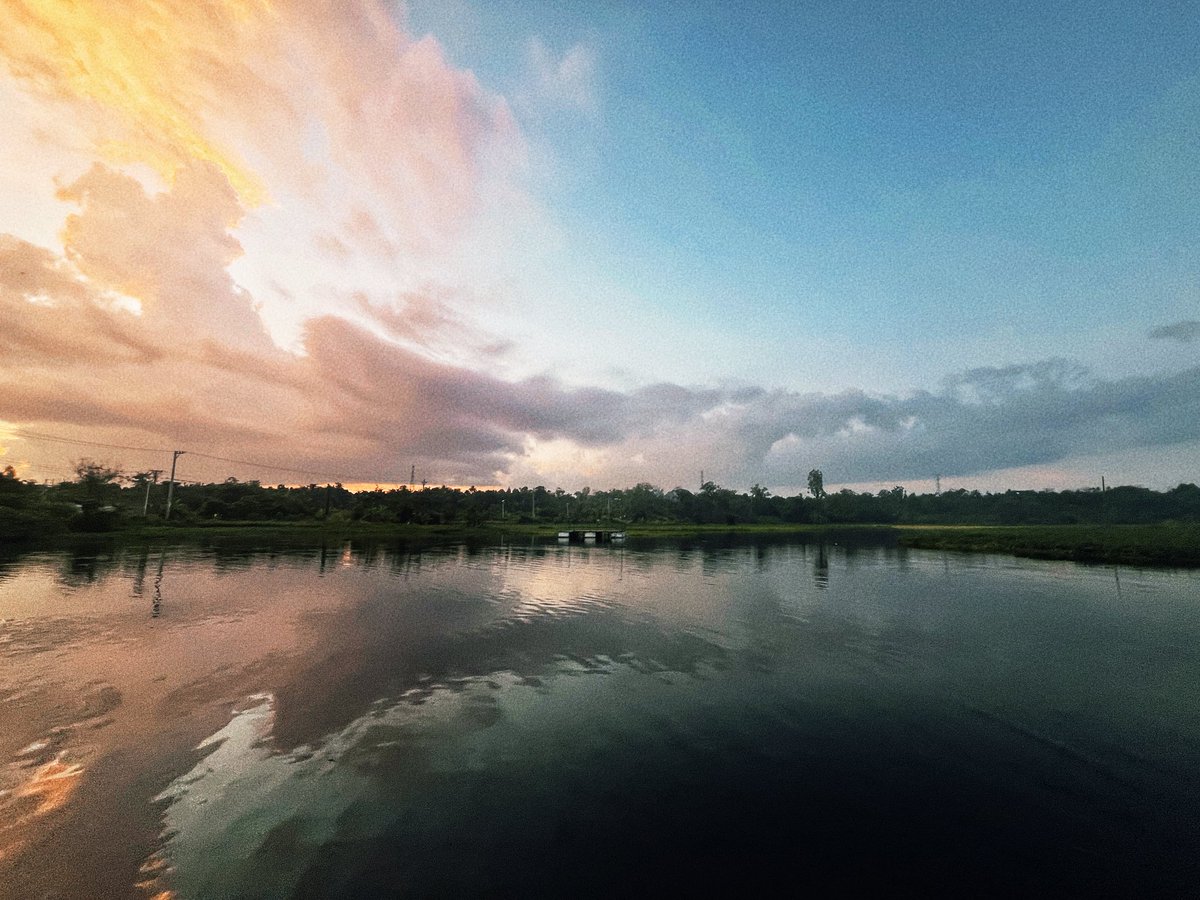 DemianHee's tweet photo. Golden sunset clouds mirror on the calm river water.
Nature paints a quiet, breathtaking scene.
落日云霞，静静倒映在河面。
晚风轻拂，在海南遇见这份治愈的黄昏。
#Hainan #sunset #nature https://t.co/GJnzZd9JX1