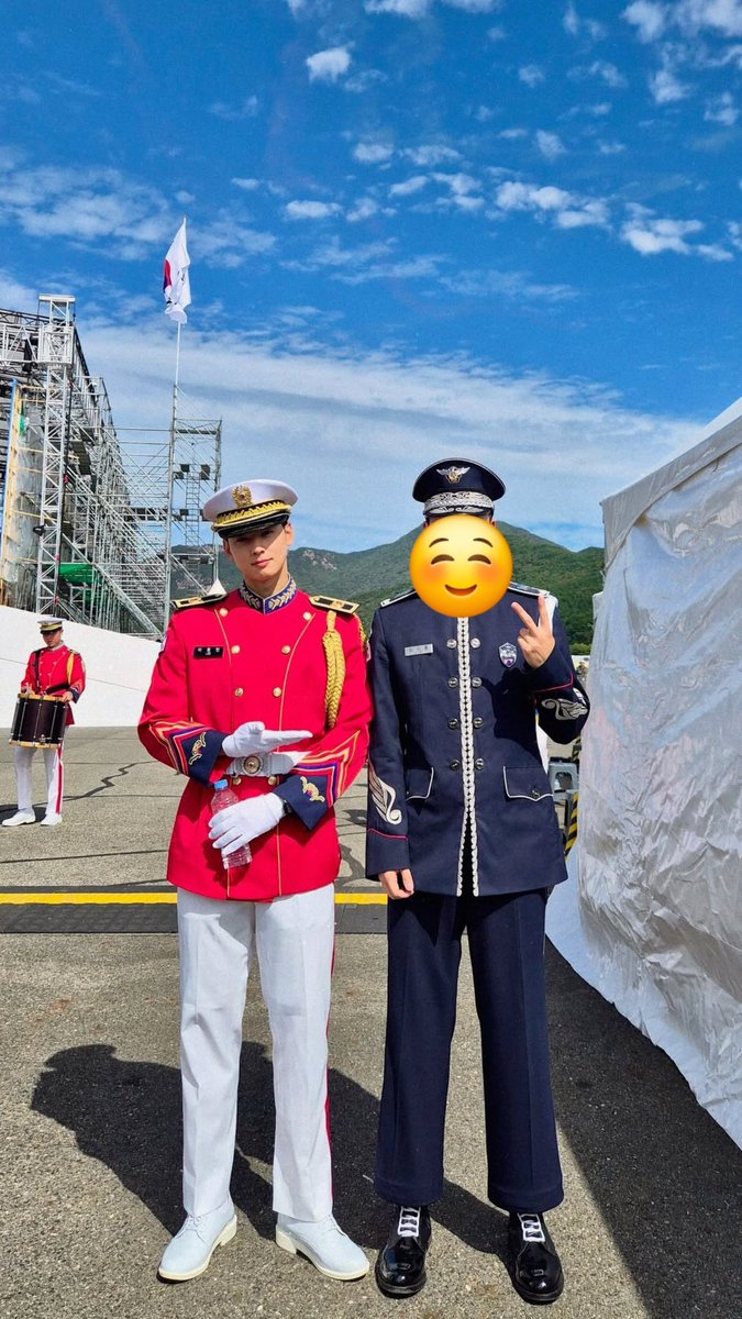 CEWNation's tweet photo. 📸 More photos of CHA EUNWOO, Sergeant Lee Dongmin, in his red MND uniform at the Gyeryong Ground Forces Festival today, October 1st ❤️

We are so happy to see him🥰

#CHAEUNWOO #차은우 https://t.co/DPrA09R6ce