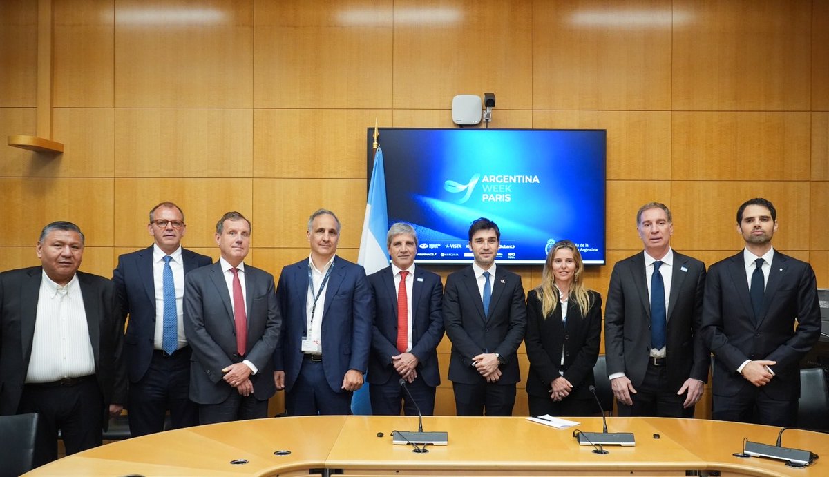 LuisCaputoAR's tweet photo. En el marco de Argentina Week París, tuvimos una excelente reunión junto a @diegosantilli con el Gobernador de Chubut @NachoTorresCh; el CEO de @PAEArgentina, Marcos Bulgheroni; el diputado nacional y secretario general del Sindicato del Petróleo, Gas Privado y Energías Renovables del Chubut, Jorge Ávila; y el embajador argentino en Francia, Ian Sielecky, en la que se anunció una inversión de alrededor de USD 1.200 millones para incrementar la producción de petróleo convencional en Cerro Dragón mediante técnicas de recuperación terciaria.

Esta inversión permitirá contener el declino natural de una de las principales áreas petroleras convencionales del país mediante la instalación de 22 plantas de inyección de polímeros, la perforación de 100 pozos productores e inyectores, la intervención de otros 600 pozos y la construcción de nuevas instalaciones de superficie.
La combinación de tener estabilidad macroeconómica y brindar señales de precios adecuadas permite que estas inversiones lleguen. El RIGI es la política industrial más importante de las últimas décadas y el diálogo entre los diferentes sectores hizo posible este anuncio.

Seguimos trabajando junto al sector privado y los gobernadores para impulsar proyectos de inversiones que generarán nuevos puestos de trabajo y seguirán mejorando la matriz energética de la Argentina. 🇦🇷🇦🇷🇦🇷