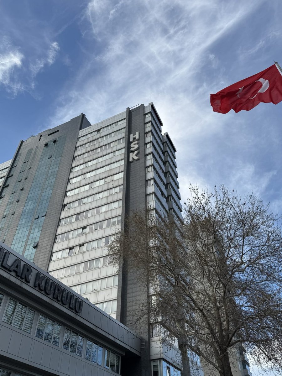 SoranTurkk's tweet photo. Mardin'de görev yapan Cumhuriyet Savcısı Y.D., hesabındaki milyonlarca liralık şüpheli para hareketlerinin tespit edilmesinin ardından Hâkimler ve Savcılar Kurulu (HSK) İkinci Dairesi tarafından 3 ay süreyle tedbiren görevden uzaklaştırıldı. 

Savcı Y.D.'nin şahsi banka hesaplarına 2017-2026 yılları arasında 629 milyon 434 bin TL giriş yapıldığı ve hesaplarından yaklaşık 640 milyon TL çıkış olduğu belirlendi. 

Savcının eşine ait hesaplarda da dikkat çekici hareketler bulundu. Bu hesaplarda 2025 yılında yaklaşık 83 milyon 500 bin TL, 2026 yılında ise 287 milyon TL işlem hacmi saptandı.