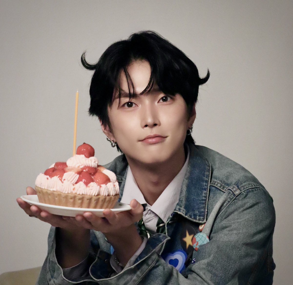 teamseunghanth's tweet photo. Happy Birthday to our XngHan 🎂

เพิ่งผ่านวันครบรอบเดบิวต์ 1 ปีมาไม่นาน และเพิ่งเริ่มต้นบทใหม่อีกครั้งกับการเดบิวต์ที่ญี่ปุ่น วันนี้เป็นวันเกิดปีที่ 23 และอีกไม่กี่วันก็จะได้ขึ้นเวทีโชว์เคสที่ญี่ปุ่นแล้ว

รู้สึกเหมือนช่วงนี้มีแต่ก้าวสำคัญเกิดขึ้นต่อเนื่องเลยนะ 💕

ในวันเกิดปีนี้ ขอให้ทุกก้าวต่อจากนี้ของซึงฮันเต็มไปด้วยช่วงเวลาที่มีความสุข ได้ทำสิ่งที่รัก ได้ยืนอยู่บนเวทีที่อยากยืน และได้รับความรักกลับไปมากมายเท่ากับความรักที่ซึงฮันมอบให้ทุกคนเสมอมา

ขอให้เส้นทางข้างหน้าส่องสว่างขึ้นเรื่อย ๆ ขอให้ทุกความฝันที่ซึงฮันกำลังไล่ตามค่อย ๆ กลายเป็นจริงทีละอย่าง และขอให้วัย 23 เป็นอีกหนึ่งปีที่สวยงามและน่าจดจำสำหรับซึงฮันและเมททุกคนค่ะ 🍀✨

#오늘승한생일_관심좀
#BornToGlow_XngHan

From TEAM XNGHAN THAILAND