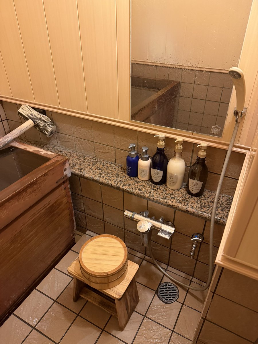 onsen_mami's tweet photo. 磐梯熱海温泉 守田屋♨️の貸切風呂 漆塗りのお風呂。守田屋の3つ目の貸切風呂！湯船や脱衣所が1番コンパクトで、1人で入るのがちょうど良い大きさです！
洗い場もあります🫧 https://t.co/CQvcUGicIq