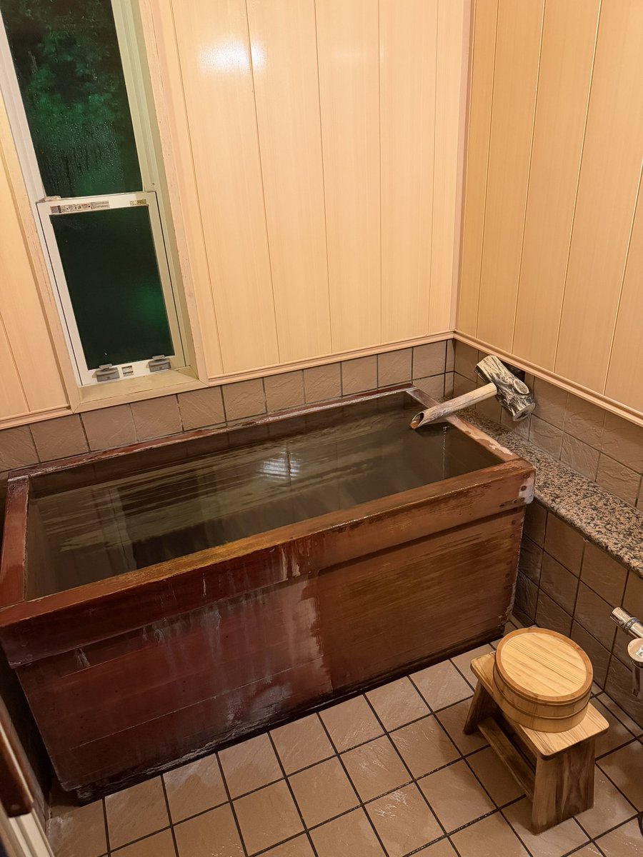 onsen_mami's tweet photo. 磐梯熱海温泉 守田屋♨️の貸切風呂 漆塗りのお風呂。守田屋の3つ目の貸切風呂！湯船や脱衣所が1番コンパクトで、1人で入るのがちょうど良い大きさです！
洗い場もあります🫧 https://t.co/CQvcUGicIq