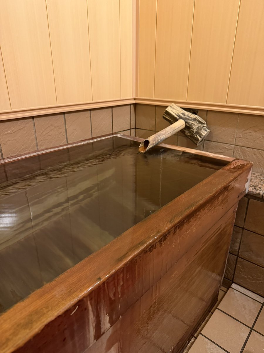 onsen_mami's tweet photo. 磐梯熱海温泉 守田屋♨️の貸切風呂 漆塗りのお風呂。守田屋の3つ目の貸切風呂！湯船や脱衣所が1番コンパクトで、1人で入るのがちょうど良い大きさです！
洗い場もあります🫧 https://t.co/CQvcUGicIq
