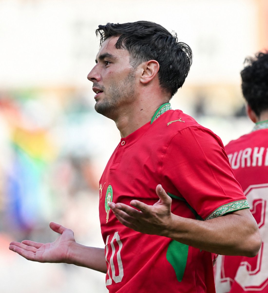 ActuFootMaroc's tweet photo. 𝗟𝗔 𝗣𝗔𝗡𝗘𝗡𝗞𝗔 𝗗𝗘 𝗕𝗥𝗔𝗛𝗜𝗠 𝗗𝗜𝗔𝗭 𝗗𝗢𝗜𝗧 𝗘̂𝗧𝗥𝗘 𝗢𝗨𝗕𝗟𝗜𝗘́, et voici pourquoi 🇲🇦👇🏼 :

• Quand Kylian Mbappe 🇫🇷 a raté son penalty face au Maroc, il s'est 𝗽𝗹𝗮𝗶𝗻𝘁 𝗱𝗲𝘀 𝟯 𝗺𝗶𝗻𝘂𝘁𝗲𝘀 d'attentes et tout le monde lui a donné raison. 🤔

• Brahim lui, a dû attendre 𝟭𝟱 𝗠𝗜𝗡𝗨𝗧𝗘𝗦, avant de tirer dans un contexte 🇸🇳 où le match lui même n'aurait 𝗝𝗔𝗠𝗔𝗜𝗦 𝗗𝗨̂ 𝗥𝗘𝗣𝗥𝗘𝗡𝗗𝗥𝗘. ❌

Après 19 minutes dans cet état, même Ronaldo ou Messi auraient eu de très grandes chances de rater. 🐐

Il ne faut pas laisser ce geste d'une finale 𝗥𝗘𝗠��𝗢𝗥𝗧𝗘́𝗘 nous faire oublier son tournoi historique. 🏆

On l'a encore vu face au Lesotho, Diaz est encore jeune et c'est l'un des 𝗺𝗲𝗶𝗹𝗹𝗲𝘂𝗿𝘀 𝗮𝘁𝘁𝗮𝗾𝘂𝗮𝗻𝘁𝘀 𝗱𝗲 𝗹'𝗵𝗶𝘀𝘁𝗼𝗶𝗿𝗲 du Maroc, continuons de lui montrer notre amour ! ❤️