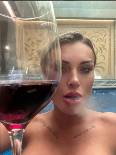 andressafurach's tweet photo. Essa foto é só o começo. No site eu tô pelada de verdade na piscina, taça na mão e sem nada cobrindo o que você tá imaginando agora.

 https://t.co/wIpUglJMgG https://t.co/sfAhj1P3xN