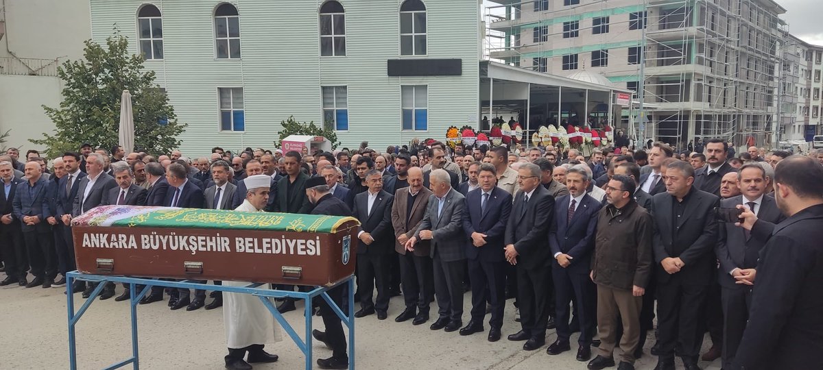 AhmetAYDIN_02's tweet photo. Önceki Dönem Çalışma ve Sosyal Güvenlik Bakanımız, Ankara Milletvekilimiz Sayın Vedat Bilgin’in kıymetli annesinin cenaze törenine ve taziyesine katılarak acısını paylaştık.

Merhumeye Cenab-ı Allah’tan rahmet; Sayın Bakanımıza, ailesine ve tüm sevenlerine sabır ve başsağlığı diliyorum.

Rabbim mekânını cennet, makamını âli eylesin.

İnnâ lillâhi ve innâ ileyhi râciûn.