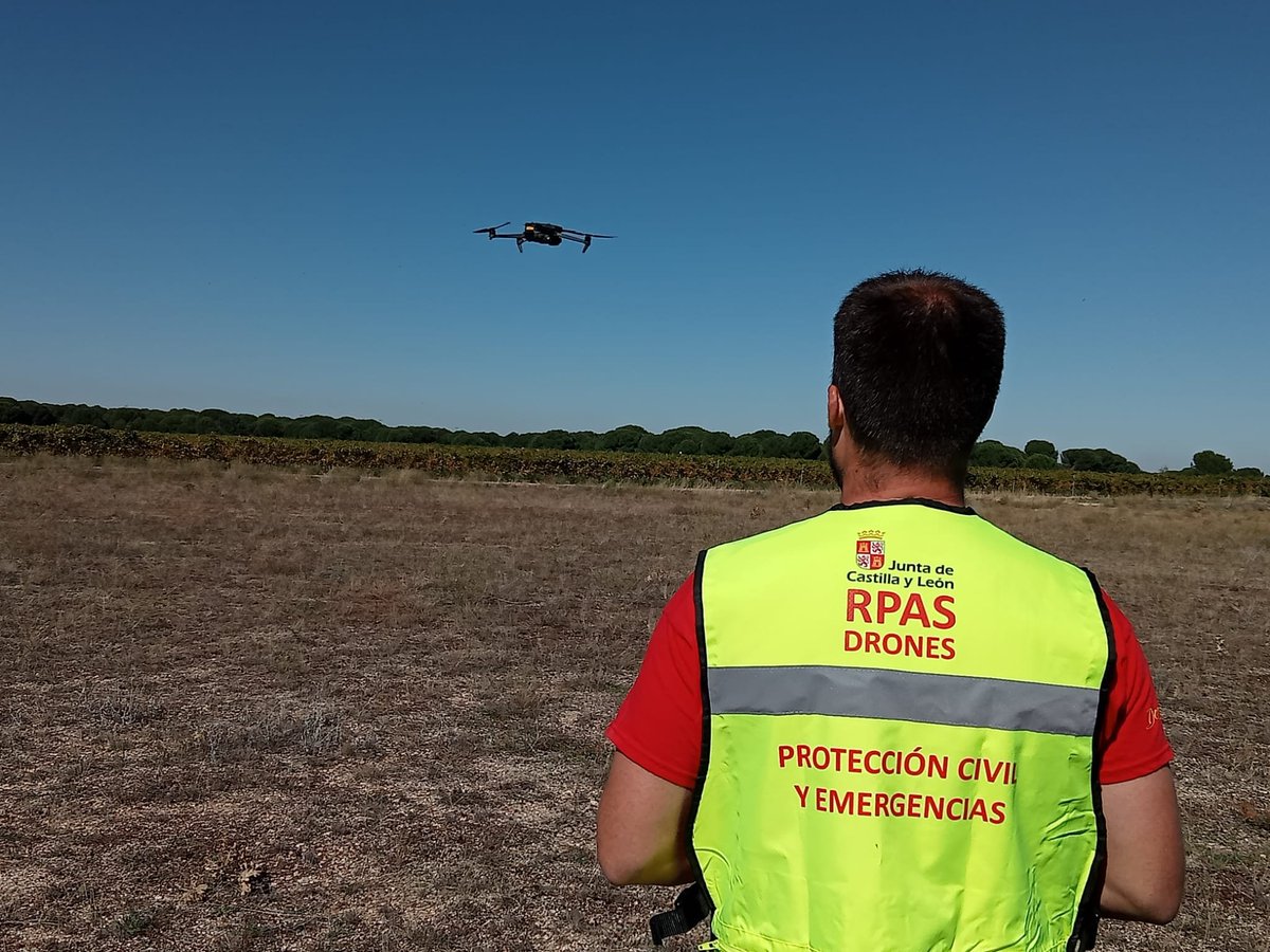 irenecortesc5's tweet photo. @jcyl ✅️Desde primera la Agencia de Protección Civil y Emergencias #APCE ha movilizado:
🔹️Puesto de Mando Avanzado #PMA.
🔹️Unidad de Apoyo Logístico en Emergencias #UALE con dos operadores.
🔹️Técnicos del Centro Coordinador de Emergencias #CCE
🔹️Unidad de Drones #Fénix. https://t.co/h6pl0JO06f