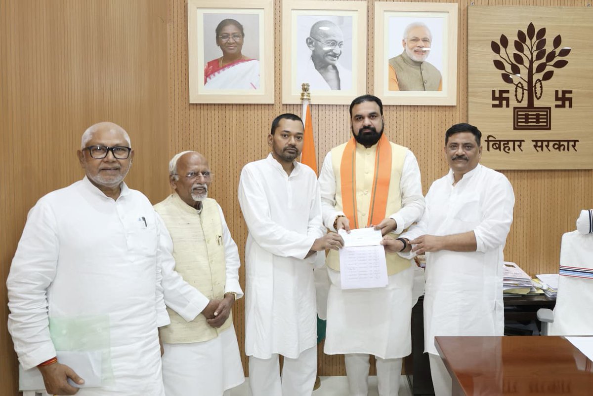SanjayJhaBihar's tweet photo. बिहार में बाढ़ से प्रभावित परिवारों की मदद के लिए मुख्यमंत्री राहत कोष में सहयोग स्वरूप सहायता राशि का चेक आज माननीय मुख्यमंत्री सम्राट चौधरी जी को सौंपा।

इस दौरान माननीय स्वास्थ्य मंत्री निशांत जी, बिहार विधान परिषद् के कार्यकारी सभापति  प्रो. रामवचन राय जी तथा परिषद् में सत्तारूढ़ दल के मुख्य सचेतक संजय कुमार सिंह उर्फ गांधीजी ने भी मुख्यमंत्री राहत कोष के लिए सहायता राशि सौंपी।

@samrat4bjp @Nishantjdu81 @IPRDBihar