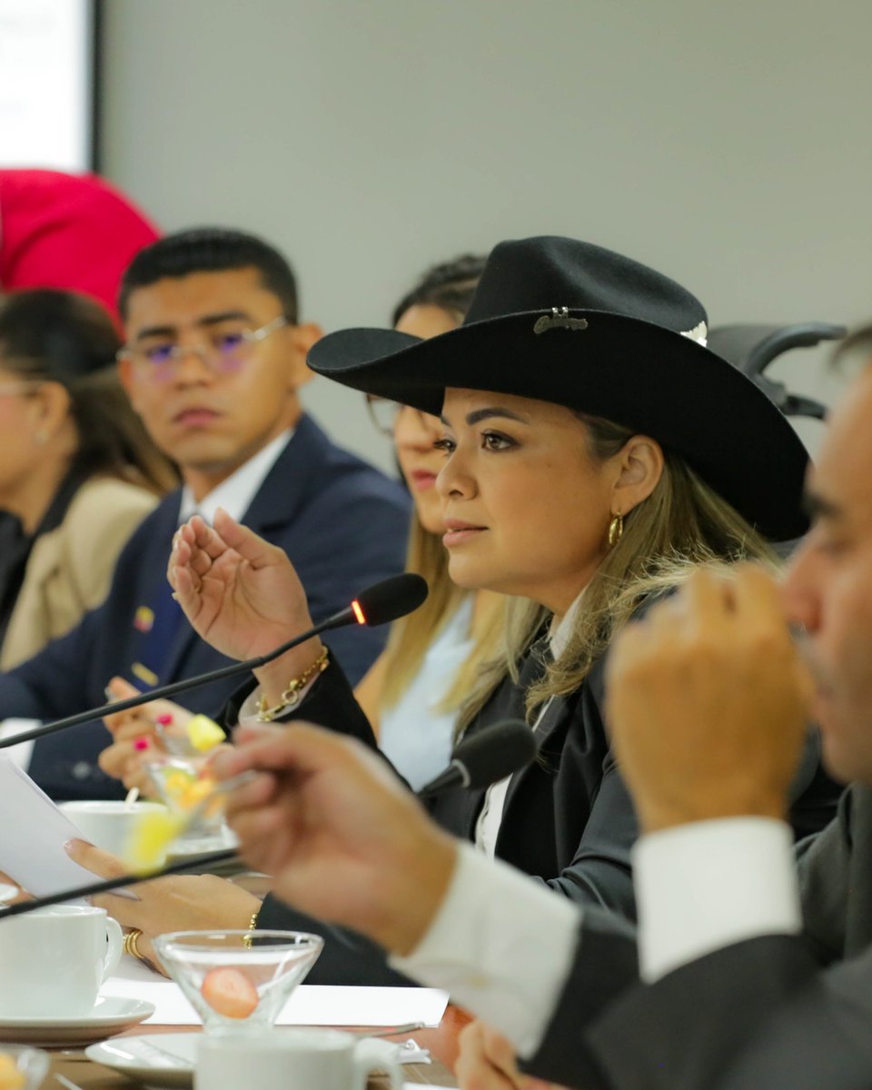 AgenciaTierras's tweet photo. #AEstaHora |  ¿Cuál es la realidad de la ANT?

Durante la sesión 134 del #ConsejoDirectivo de la Agencia Nacional de Tierras (ANT) a la que asisten delegados de los ministerios de Agricultura, Interior, Justicia y Ambiente, así como representantes de asociaciones campesinas, la directora, Lina María Garrido, expone la situación económica y los principales desafíos de la entidad a diciembre de 2026.

En esta instancia se analizan asuntos estratégicos para el fortalecimiento institucional y el cumplimiento de las metas de la Agencia.