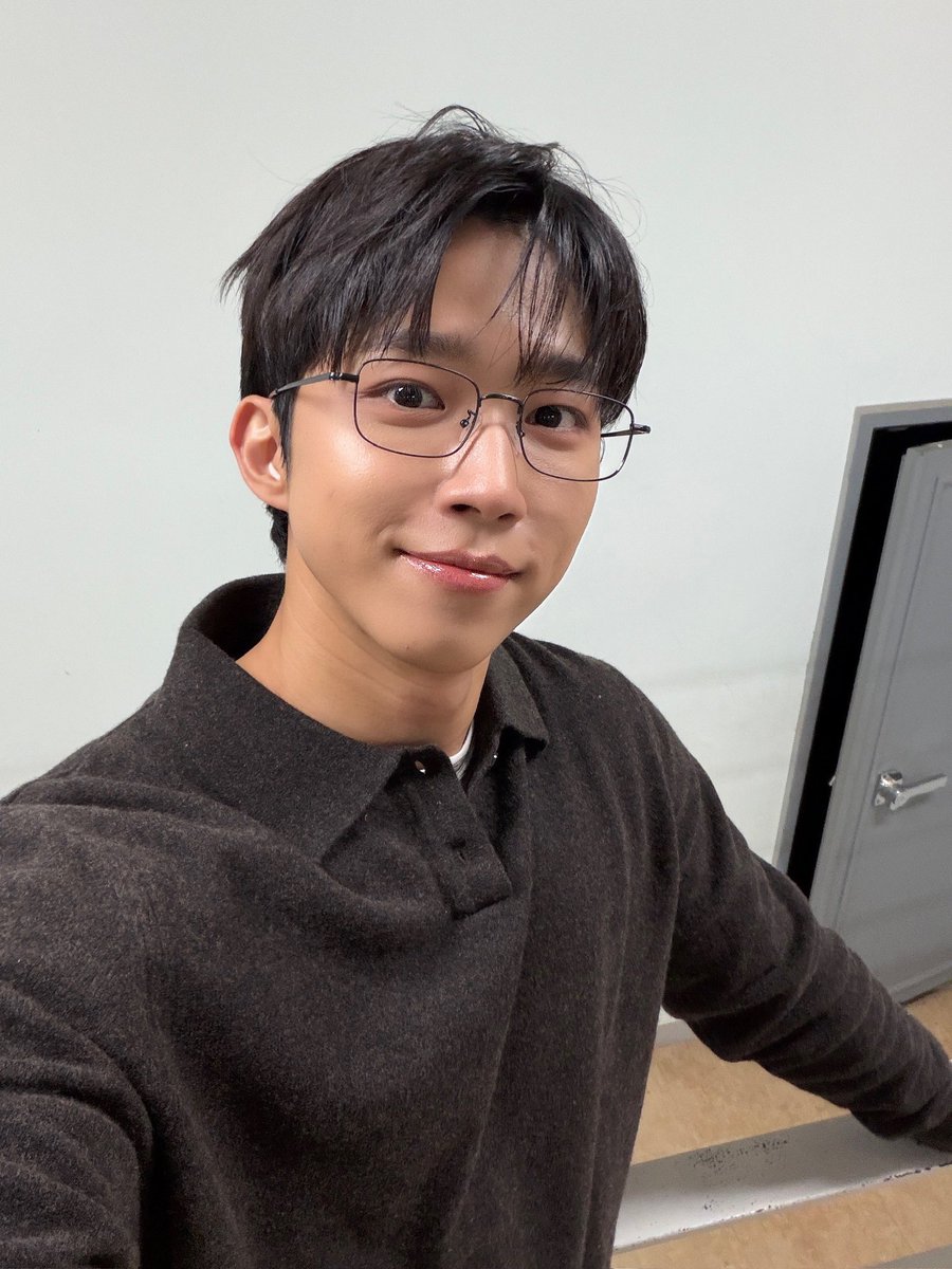 NFlyingofficial's tweet photo. 장 안대 
안 잊을거예요
대 학축제 마저 잘 즐기고 또 보면 좋겠다!

#NFlying #엔플라잉 #서동성 #SeoDongSung https://t.co/3J494G8L3h