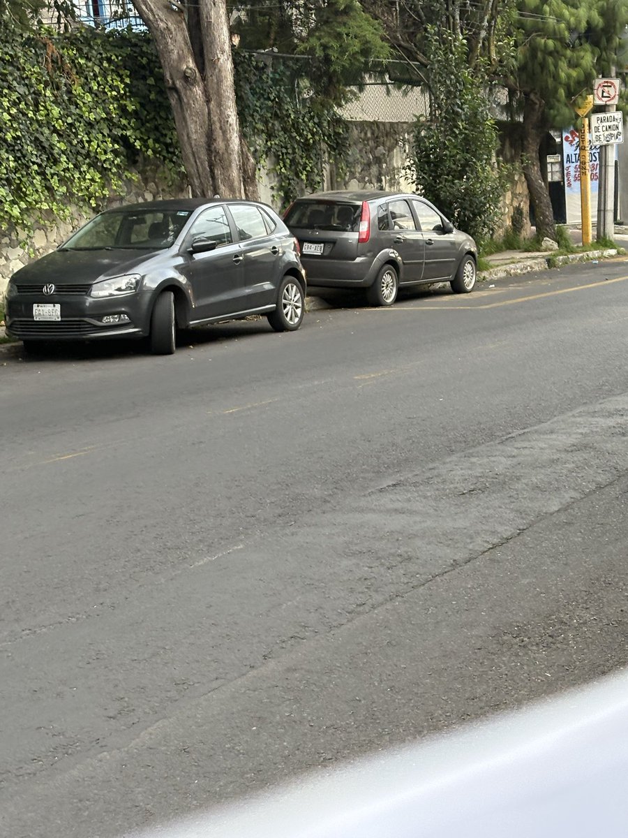 RioverdeVyvyan's tweet photo. @UCS_GCDMX @atencionAlcaldi @cuajimalpa_gob estos autos tienen estacionados toda la semana en Av México 359, CP 05270, Cuajimalpa de Morelos https://t.co/LQgBoxnZHv
