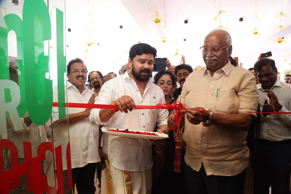 proprakashh's tweet photo. #DhePuttu has officially made its way to Chennai! 

#Dileep & #KavyaMadhavan have started a new branch of their Kerala cuisine restaurant in Anna Nagar today. The launch was attended by several prominent personalities from the film industry, making the occasion even more special! 

@Linqmarqet @beaconpr_