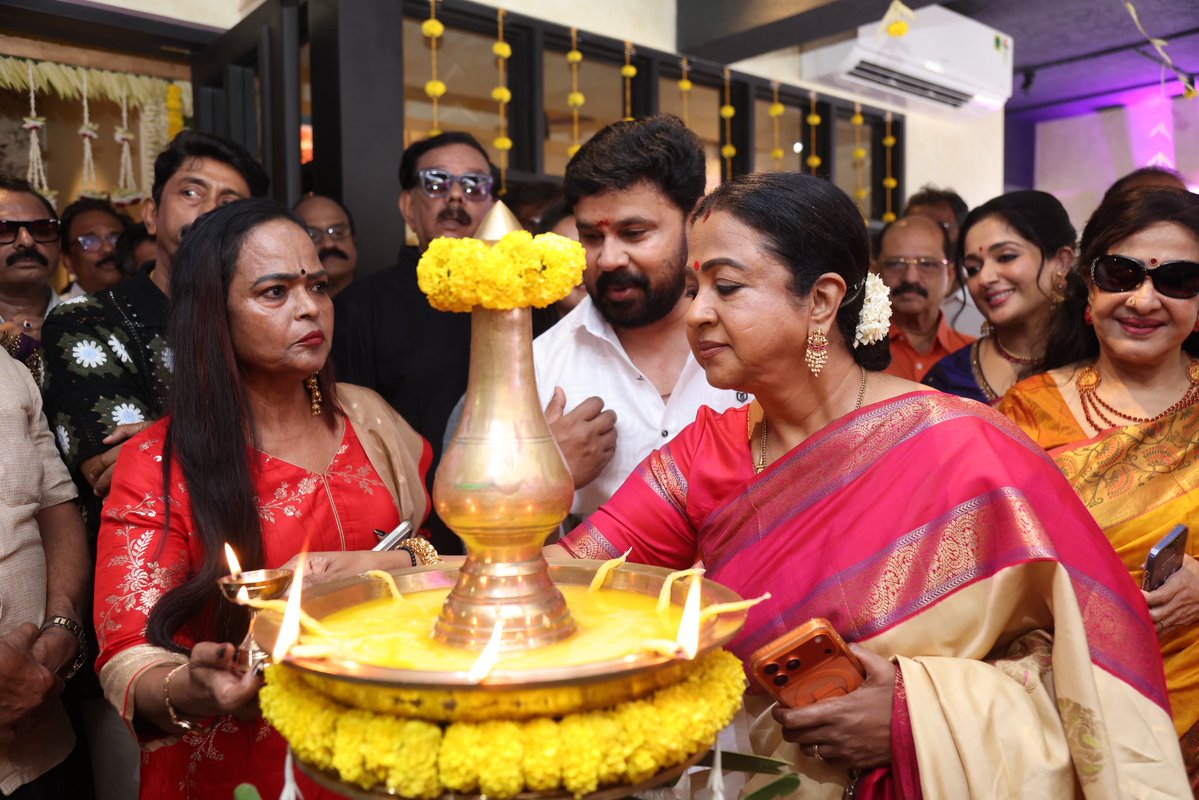 proprakashh's tweet photo. #DhePuttu has officially made its way to Chennai! 

#Dileep & #KavyaMadhavan have started a new branch of their Kerala cuisine restaurant in Anna Nagar today. The launch was attended by several prominent personalities from the film industry, making the occasion even more special! 

@Linqmarqet @beaconpr_