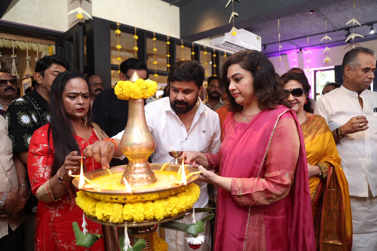 proprakashh's tweet photo. #DhePuttu has officially made its way to Chennai! 

#Dileep & #KavyaMadhavan have started a new branch of their Kerala cuisine restaurant in Anna Nagar today. The launch was attended by several prominent personalities from the film industry, making the occasion even more special! 

@Linqmarqet @beaconpr_