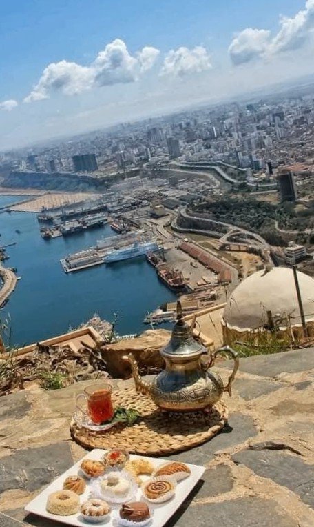 hadj_guermat's tweet photo. Siroter un bon thé chaud sur les hauteurs d'Oran, magnifique endroit paisible 🌍🇩🇿🍵🍩 https://t.co/jmKlD7r3jT