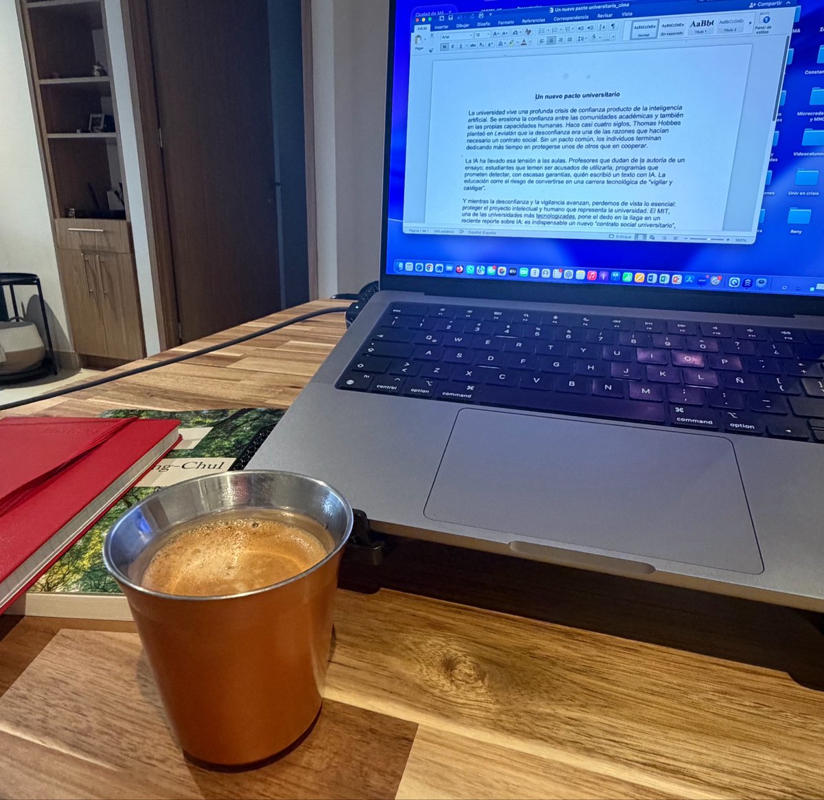carlosivanmoren's tweet photo. Dicen que la vida comienza con la primera taza de café ☕️ 

Es absolutamente cierto, sobre todo cuando toca escribir columna 🖋️ 

¡Feliz día internacional del café! https://t.co/Se0s2zUuzY