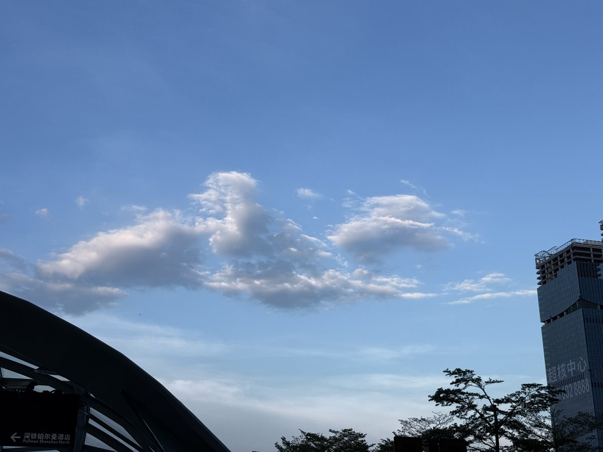 baviskar_smita's tweet photo. 最近星座のことを調べています。水瓶座の人は雲や自然を撮るのが好きだと聞きました。本当にそうで、今日駅を通った時に雲の写真を撮っていました。まさに言われた通りです。 https://t.co/JjIE5IhPVV