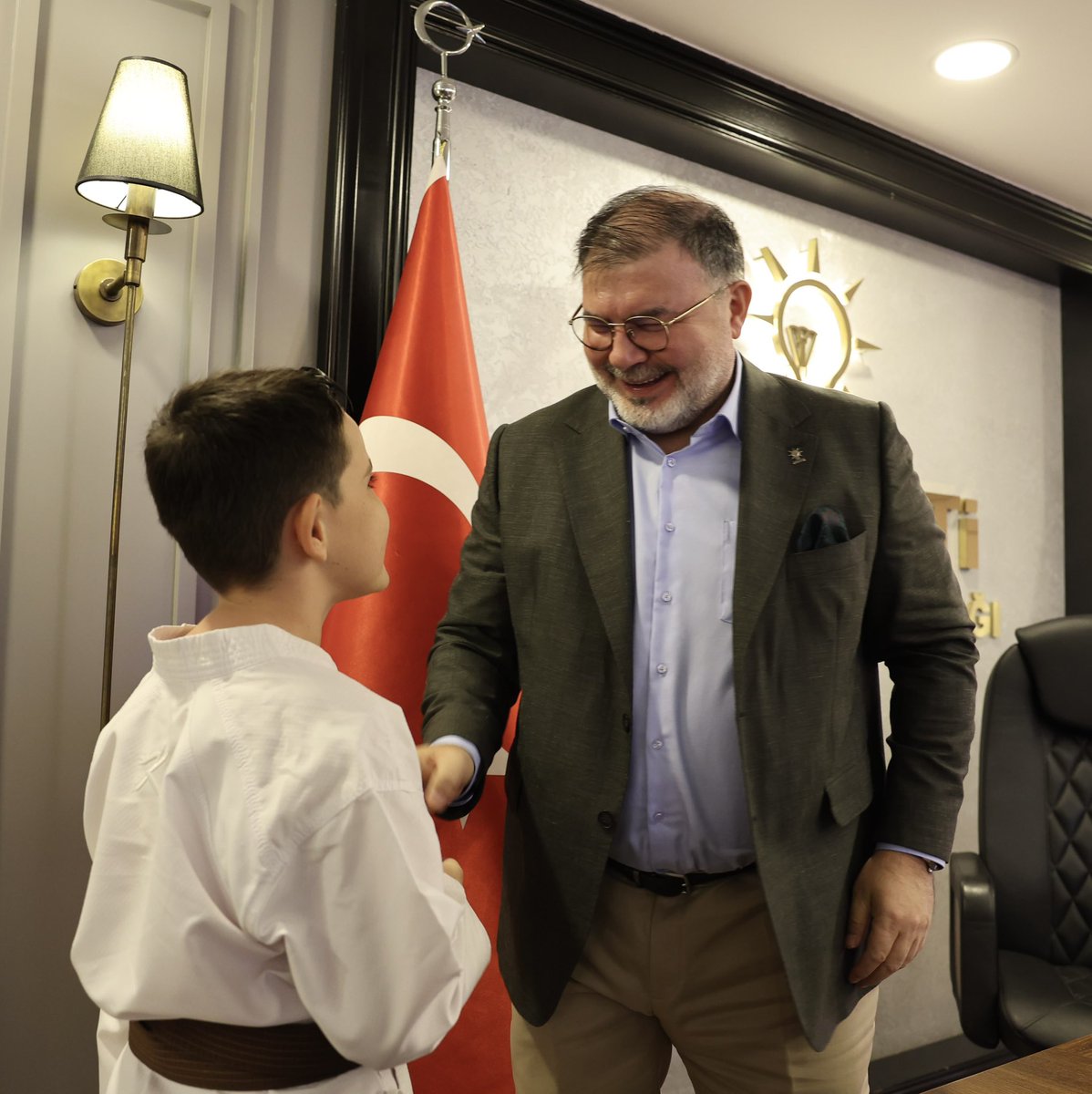 Bilalsaygili's tweet photo. Bayraklı Emek Mahalle Başkanımız Orhan Kutucu ve kıymetli ailesini İl Başkanlığımızda ağırladık.

Ziyaretimizin en güzel anlarından biri de 30. Balkan Çocuklar Karate Şampiyonası’nda Millî Takımımızı temsil ederek dördüncülük elde eden evlatları Selim Erdoğan ile gerçekleştirdiğimiz samimi sohbet oldu.

Onun heyecanı, merakı ve içtenliği bizlere bir kez daha gösterdi ki bugün kurduğumuz her gönül bağı, yarınlara bırakacağımız en kıymetli mirastır.

Selim’i, onu yetiştiren kıymetli ailesini ve emeği geçen antrenörlerini gönülden tebrik ediyor; başarılarının artarak devam etmesini diliyorum.

Orhan Başkanımıza nazik ziyareti, samimiyeti ve güzel sohbeti için teşekkür ediyorum.

Biz, teşkilattan öte; sevinciyle, emeğiyle ve evlatlarıyla büyük bir aileyiz.