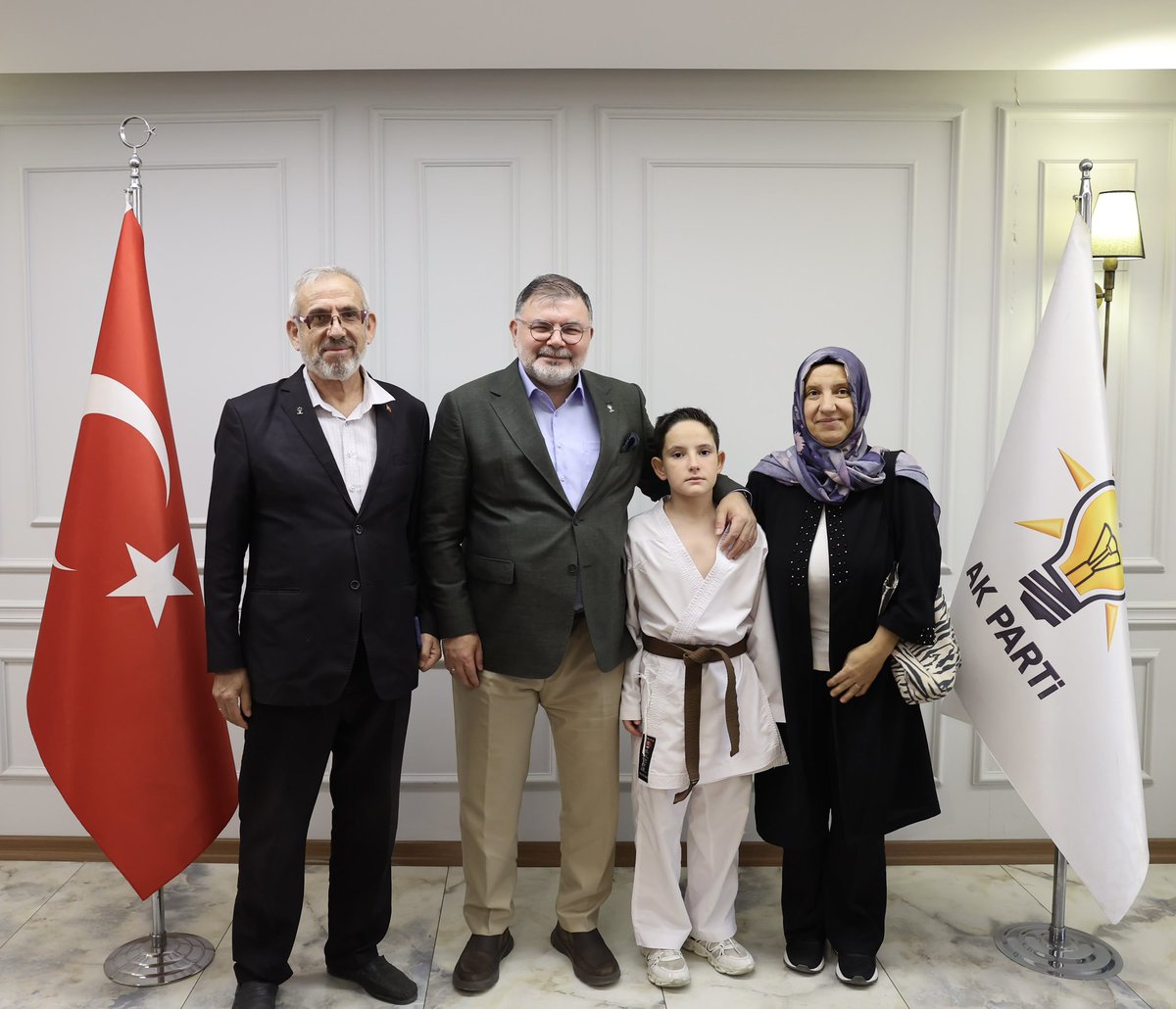 Bilalsaygili's tweet photo. Bayraklı Emek Mahalle Başkanımız Orhan Kutucu ve kıymetli ailesini İl Başkanlığımızda ağırladık.

Ziyaretimizin en güzel anlarından biri de 30. Balkan Çocuklar Karate Şampiyonası’nda Millî Takımımızı temsil ederek dördüncülük elde eden evlatları Selim Erdoğan ile gerçekleştirdiğimiz samimi sohbet oldu.

Onun heyecanı, merakı ve içtenliği bizlere bir kez daha gösterdi ki bugün kurduğumuz her gönül bağı, yarınlara bırakacağımız en kıymetli mirastır.

Selim’i, onu yetiştiren kıymetli ailesini ve emeği geçen antrenörlerini gönülden tebrik ediyor; başarılarının artarak devam etmesini diliyorum.

Orhan Başkanımıza nazik ziyareti, samimiyeti ve güzel sohbeti için teşekkür ediyorum.

Biz, teşkilattan öte; sevinciyle, emeğiyle ve evlatlarıyla büyük bir aileyiz.