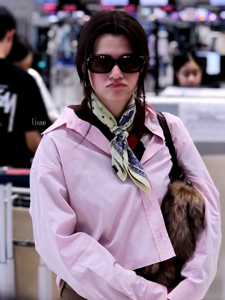 Gam_TheGang's tweet photo. มอลลี่เบค เอ็นดูอะ 
(น้องคุยแฟนๆ เรื่องบ้านน้ำท่วมเป็นไงบ้าง โอเคไหม) 

REBECCA FLY TO PFW MIU MIU
#MiuMiuPFWxBecky #MiuMiuSS27
#beckysangels #BeckyArmstrong https://t.co/kfCPRUZnzf