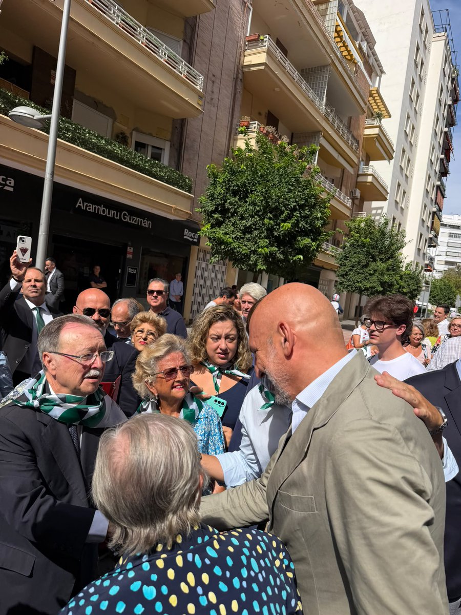 Man_ales's tweet photo. Todo apoyo a Ceuta es poco. Nos hemos reunido en la calle Asunción a mostrárselo . Los distritos @TrianaPopular y @pp_los_remedios hemos estado muy presentes junto a todo el @PPdeSevilla y nuestro Sec. Gral.  del @ppandaluz , apoyando al presidente  de Ceuta @JuanVivasLara https://t.co/ayMjvbGVyj