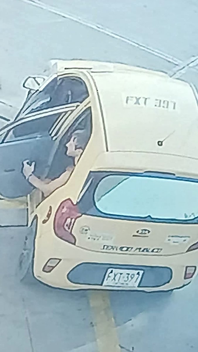 retrino's tweet photo. Este es el miserable taxista que robó las pertenencias del turista italiano en Cartagena. Aplausos para la Policía que logró dar con el paradero de la rata y le devolvió las cosas al turista 👏 Alcalde @dumek_turbay, hermano, bien por esa. Pero toca limpiar la imagen de la ciudad https://t.co/nh7TjGeK2d