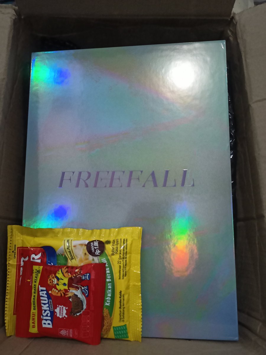 tthenolyfe's tweet photo. Baru sempat unboxing, dahal udah dari kapan sampenya. Makasih banyakk kak @Polar_Puff_ udah mau direpotin nyelem album gaib ini, si kotak sampe dgn selamattt 🥰❤️
Maachiww juga bonus jajannya 😚
Akhirnya pphz ku bersatu 😆😆 https://t.co/BOiE3V253w