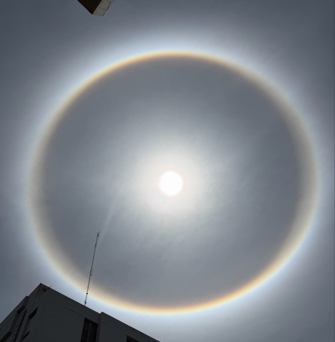 JOSEESCAURIZA's tweet photo. Impresionante halo solar visto desde Asunción, Paraguay. https://t.co/Ub8EeFrEYo
