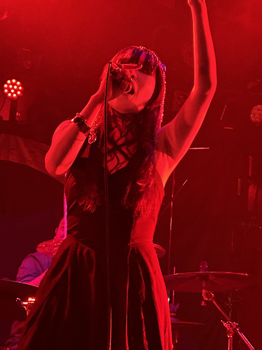 voisang's tweet photo. ゲストアクトはEvraak。デス巫女が如きマリナさんに目が釘付け。デス声からクリーンまで縦横無尽，そして声量(あと体幹)が半端ねえ。あとドラムが好み。あんなビートを涼しい顔で叩いてる憎いアンチクショウ。
今日は最前あたりにつけていたのでこれはイヤープラグが必須だった(うっかり忘れた)今度適切な装備で再トライだ！