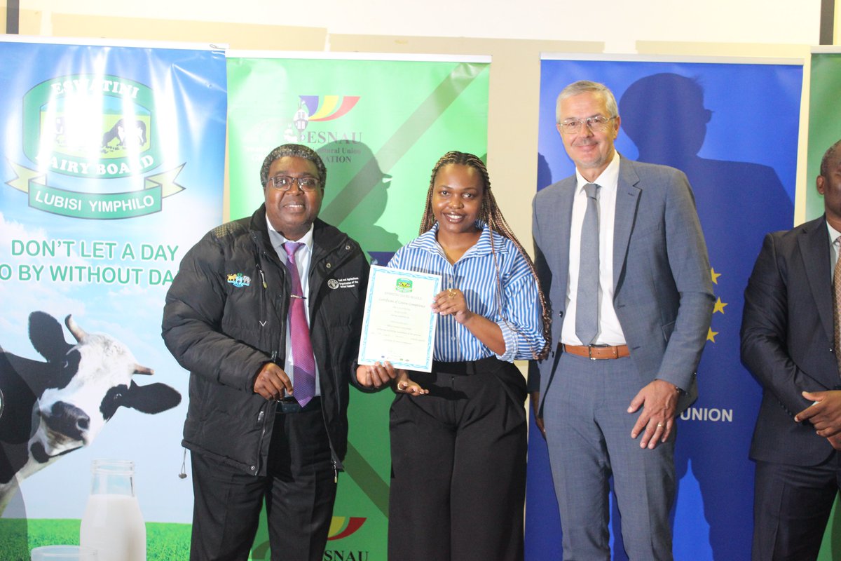 EUinEswatini's tweet photo. EU Ambassador H.E. Karsten Mecklenburg joined Government as 200+ farmers and agricultural practitioners graduated from Eswatini Dairy Board training programmes.
Among them were 50 farmers supported through the EU-funded ELVCDP in dairy production and processing. https://t.co/mwCXX3iQ4Z
