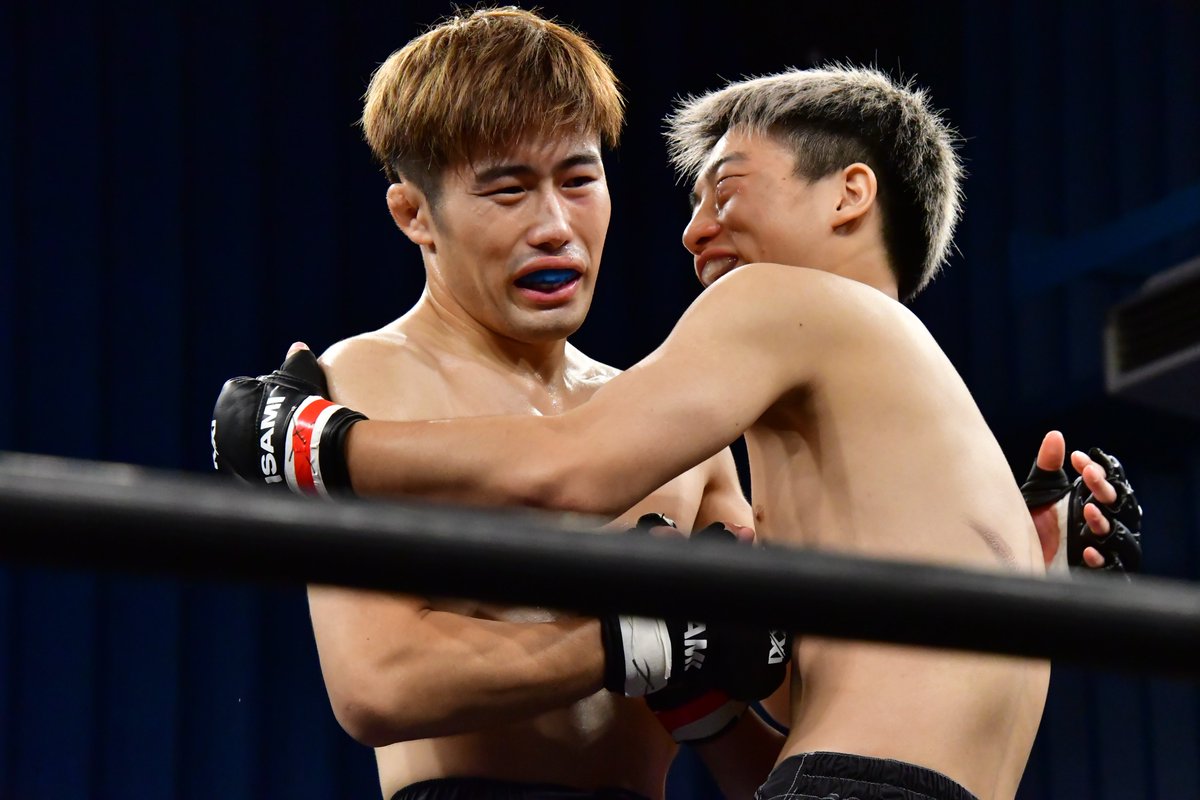 Executioner893's tweet photo. 石橋隆太選手のドクターチェック後にレフェリーがすぐに試合を止めると場内騒然。谷 知哉選手のパンチによる1R TKO勝ち。衝撃的な試合の幕切れとなった。
#KROSSOVER https://t.co/zlSXla4rN5