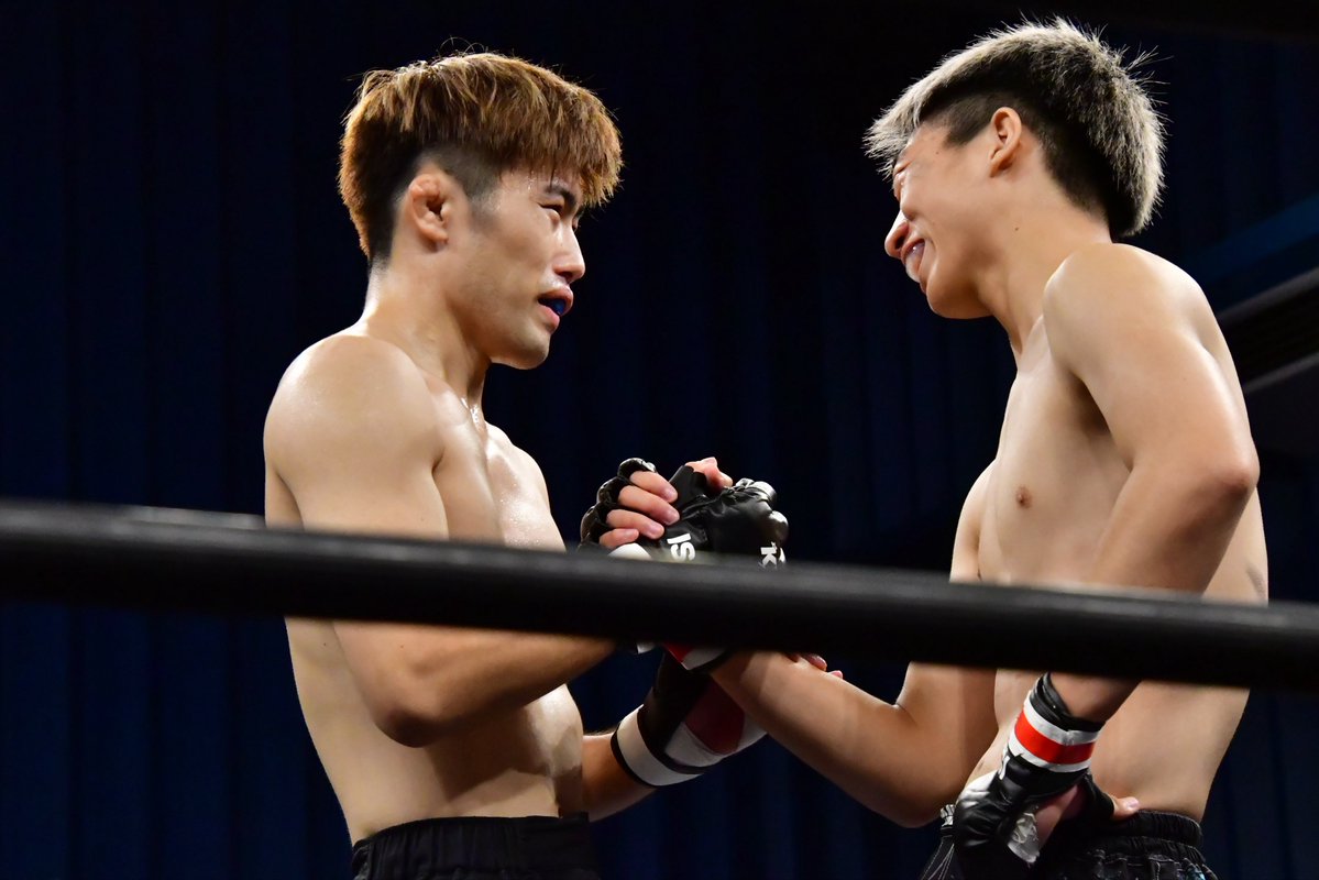 Executioner893's tweet photo. 石橋隆太選手のドクターチェック後にレフェリーがすぐに試合を止めると場内騒然。谷 知哉選手のパンチによる1R TKO勝ち。衝撃的な試合の幕切れとなった。
#KROSSOVER https://t.co/zlSXla4rN5