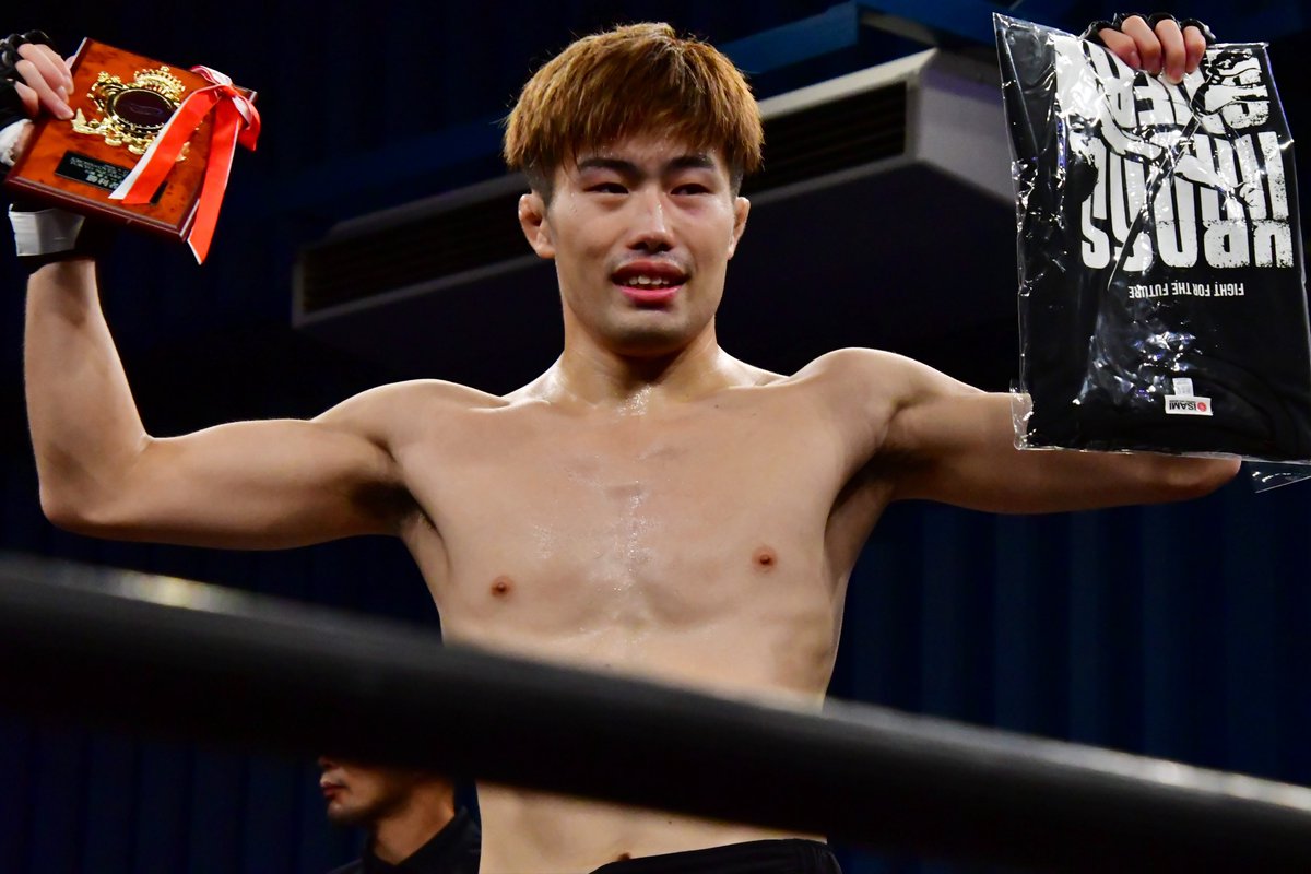 Executioner893's tweet photo. 石橋隆太選手のドクターチェック後にレフェリーがすぐに試合を止めると場内騒然。谷 知哉選手のパンチによる1R TKO勝ち。衝撃的な試合の幕切れとなった。
#KROSSOVER https://t.co/zlSXla4rN5