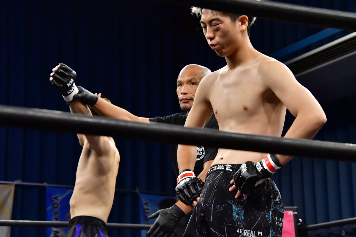 Executioner893's tweet photo. 石橋隆太選手のドクターチェック後にレフェリーがすぐに試合を止めると場内騒然。谷 知哉選手のパンチによる1R TKO勝ち。衝撃的な試合の幕切れとなった。
#KROSSOVER https://t.co/zlSXla4rN5