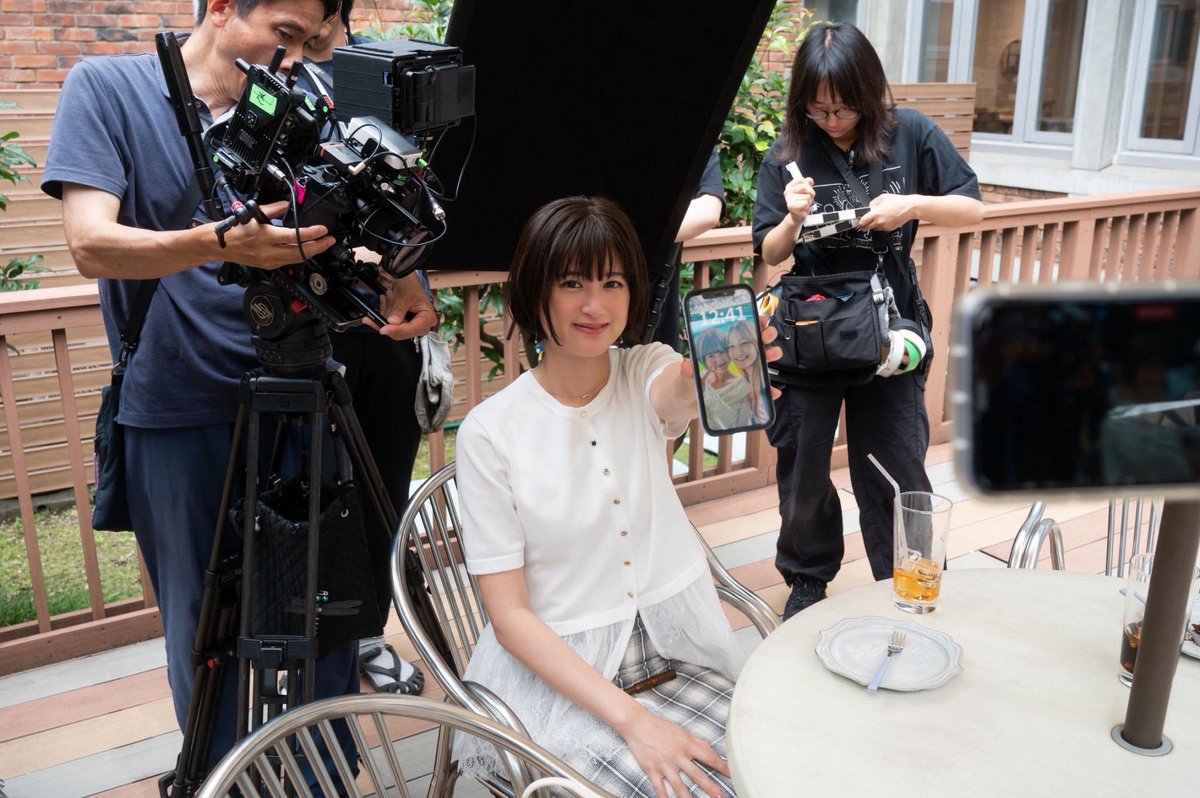 tsukikana_mbs's tweet photo. #ドラマ付きかな 
tvkでリアタイしてくださった皆様、
ありがとうございました！

今週もMBS放送と配信開始が遅い時間ですが、可能な限りでお楽しみください🐩🐒🎸

携帯の待受けを見せつけてくださる
小西みわ氏オフショットをお届けします☺︎

#鞘師里保 #小西桜子
#付き合ってあげてもいいかな
#HowDoWeRelationship