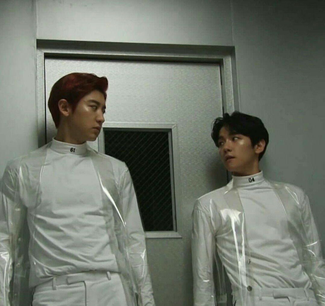 SPARK_61's tweet photo. ตอนลักกี้วันชานแบคคือหล่อคู่มากกกกกกกกก แล้วแบคคู่กับชานยอลอีก ตัวโคตรเล็กมาก https://t.co/RasftlspXY