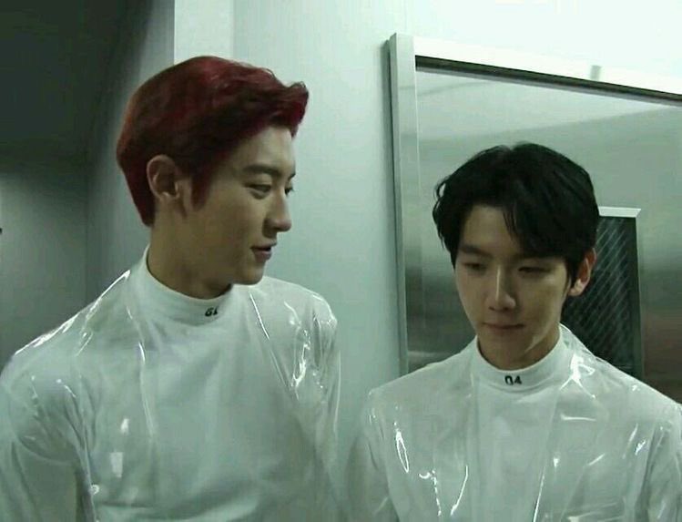SPARK_61's tweet photo. ตอนลักกี้วันชานแบคคือหล่อคู่มากกกกกกกกก แล้วแบคคู่กับชานยอลอีก ตัวโคตรเล็กมาก https://t.co/RasftlspXY