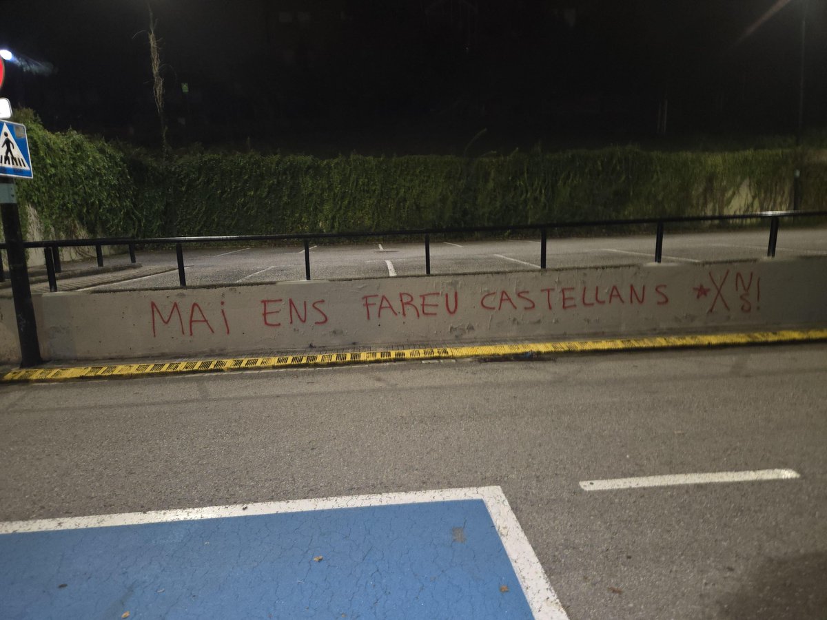 NSSECCIOUAB's tweet photo. Fa 9 anys vam votar la independència. Vam ser colpejats per les forces d'ocupació castellanes i traïts pels polítics processistes. Però seguim dempeus.
Avui sortim a reivindicar l'1-O i a rebutjar la presència de la consellera d'Educació del PSC demà a la UAB. https://t.co/kJ7b4ViJuY