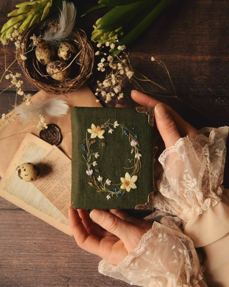 Kashasv4's tweet photo. Transforma tarjetas de cartón viejas en cuadernos decorativos! Solo necesitas pegamento, tijeras y pintura. Tú también puedes probarlo hoy https://t.co/jMNpgSK3XT