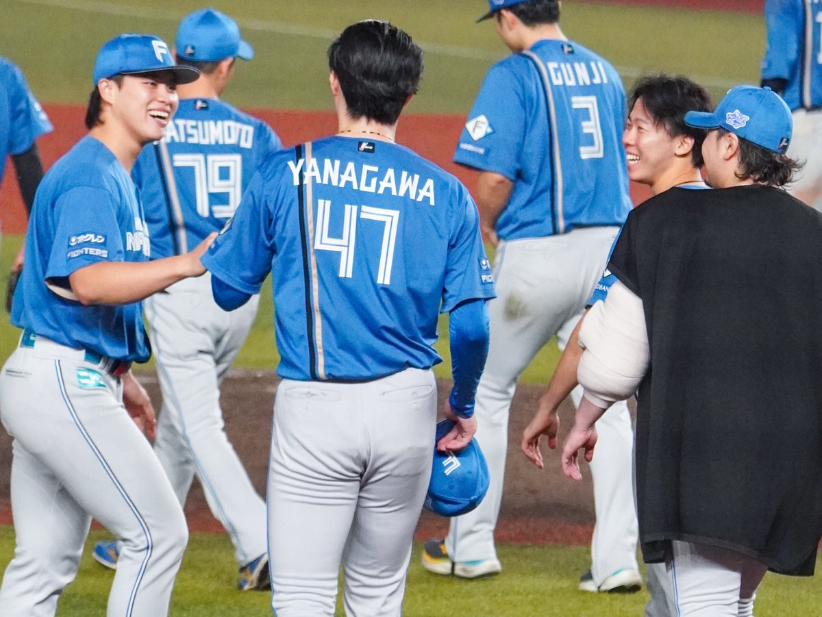 Fs30__'s tweet photo. 柳川くんに駆け寄るスンスンと、見守る大川くんと堀くん｡ﾟ(ﾟ ◜ᵕ◝ﾟ)ﾟ｡

ブルペンみんなあったかい🥲☀️

#孫易磊 #柳川大晟 #大川慈英 #堀瑞輝 #lovefighters

【2026.10.1 ZOZOマリン】 https://t.co/wVGTszYDih